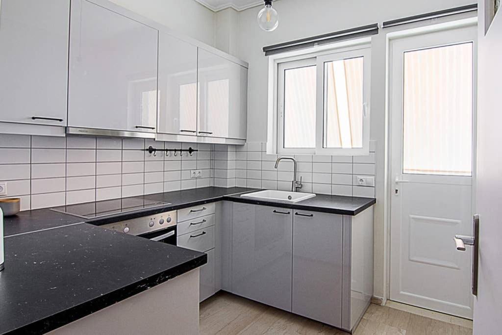 Cozy Flat With 1 Bedroom Next To Metro Station Афины Экстерьер фото