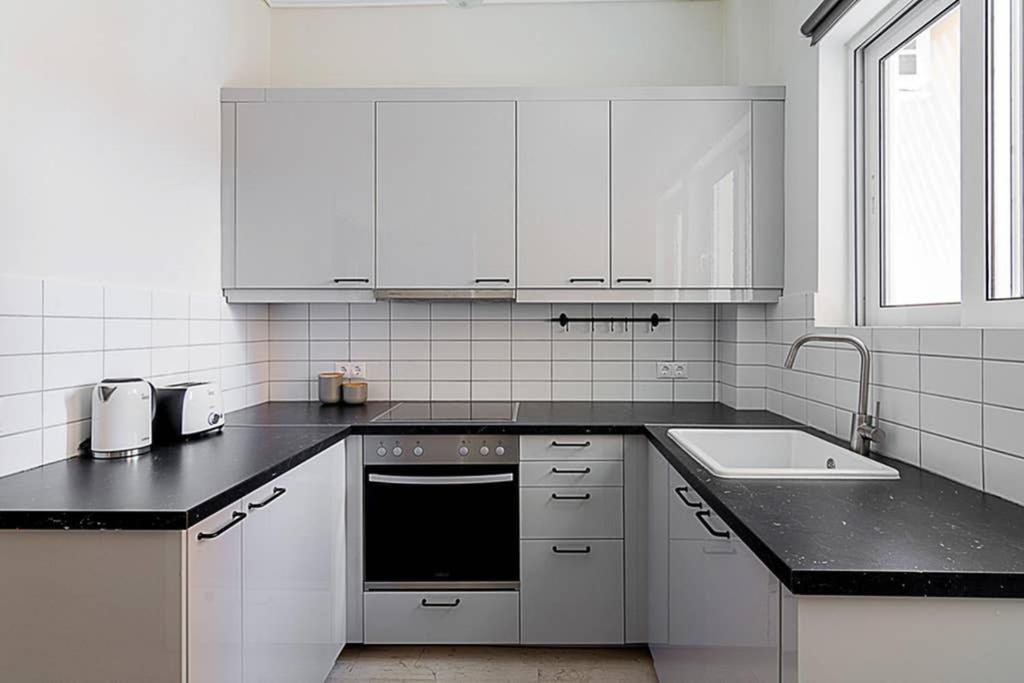 Cozy Flat With 1 Bedroom Next To Metro Station Афины Экстерьер фото