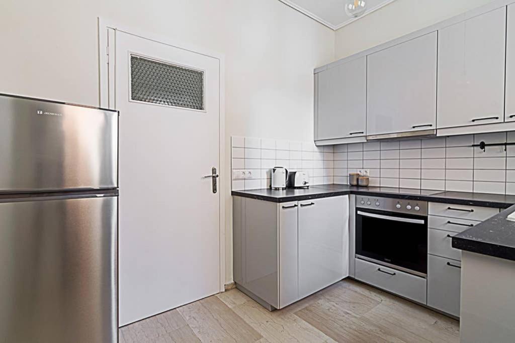 Cozy Flat With 1 Bedroom Next To Metro Station Афины Экстерьер фото