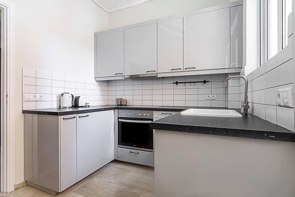 Cozy Flat With 1 Bedroom Next To Metro Station Афины Экстерьер фото