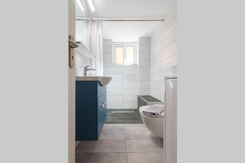 Cozy Flat With 1 Bedroom Next To Metro Station Афины Экстерьер фото