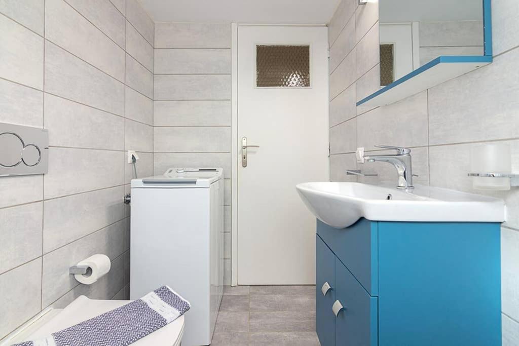 Cozy Flat With 1 Bedroom Next To Metro Station Афины Экстерьер фото